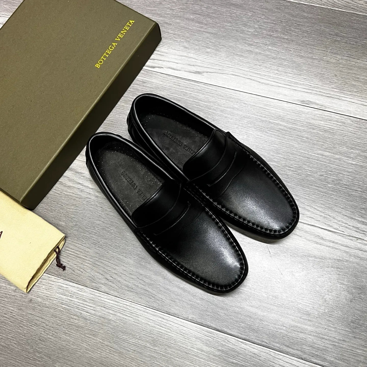 Factory price 480 BV 〰️Purely handmade classic men's beanie shoes👉👉driving shoes, slip-on shoes, made of imported cowhide from Italy, 💕water-dyed cowhide lining, 🔊original outsole, waterproof platform design, comfortable on the feet. A good choice for traveling and driving, two colors available, code number: 38-44, (45 can be customized)